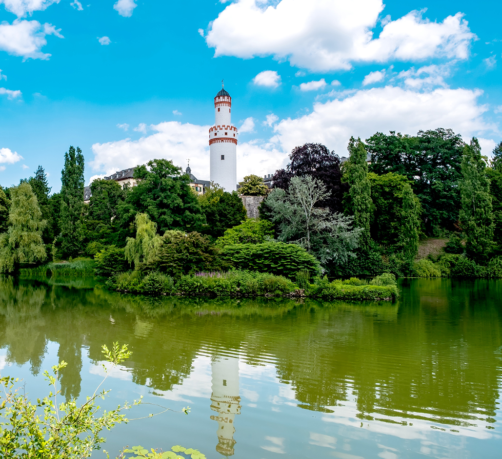 Blick auf einem Turm im Park. Aufgenommen von einem Seeufer.