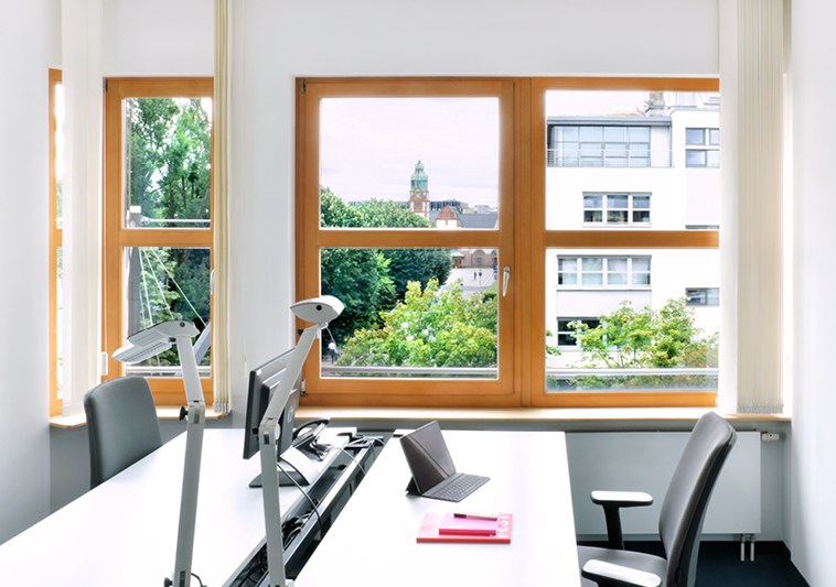 Blick auf Büroarbeutsplätze